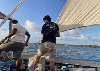 Boat_Kenya_Plastic boat with crew_OCG1 1130