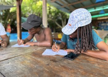 Diving_Mozambique_Diving student writing in class_OCG1_1124