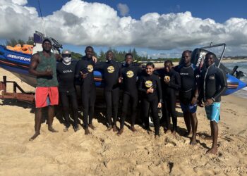 Diving_Mozambique_Students on beach with boat_OCG1_1124