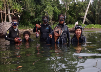 Diving_Papua New Guinea_The Alotau SWOM team at in-water training at Divinai for reef survey practical 2, East Cape Highway in Milne Bay Province_OCG1 1027