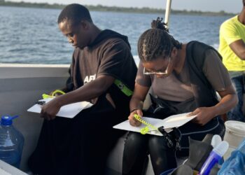 Diving_Tanzania_Divers recording data_OCG1_1083 (1)