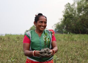 Mangroves_Bangladesh_Women holding mangrove seedling_OCG1_1063