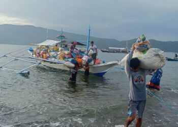 Plastic_Philippines_Hauling plastics off the island_Credit - Pure Oceans_OCG2_1050