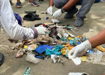 Plastic_Philippines_Informal waste collectors (Eco Warriors) collecting plastic. OCG2_1076