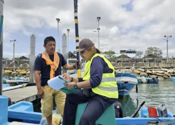 Project_Ecuador_Mare Nostrum team on shoreline_OCG2_1039