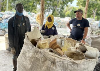 Project_Kenya_Project team recycling plastic_OCG1 1130