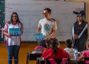 Distributing the manta ray colouring book, Peru